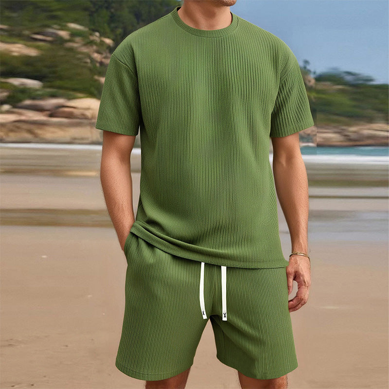 Ensemble deux pièces pour homme : T-shirt décontracté et short.