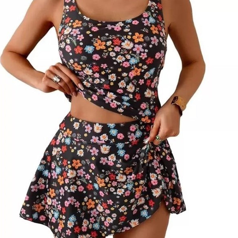 Ensemble de maillot de bain composé d'un débardeur et d'une jupe à nouer sur les côtés