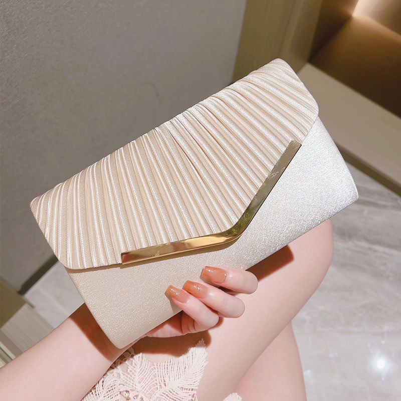 Élégante pochette plissée couleur champagne – L'accord parfait pour notre ensemble deux pièces bleu marine
