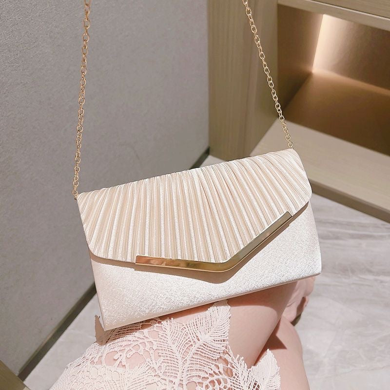 Élégante pochette plissée couleur champagne – L'accord parfait pour notre ensemble deux pièces bleu marine