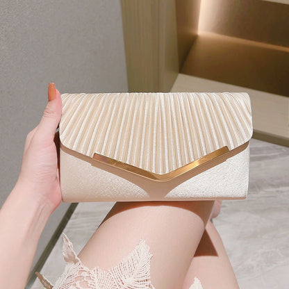 Élégante pochette plissée couleur champagne – L'accord parfait pour notre ensemble deux pièces bleu marine