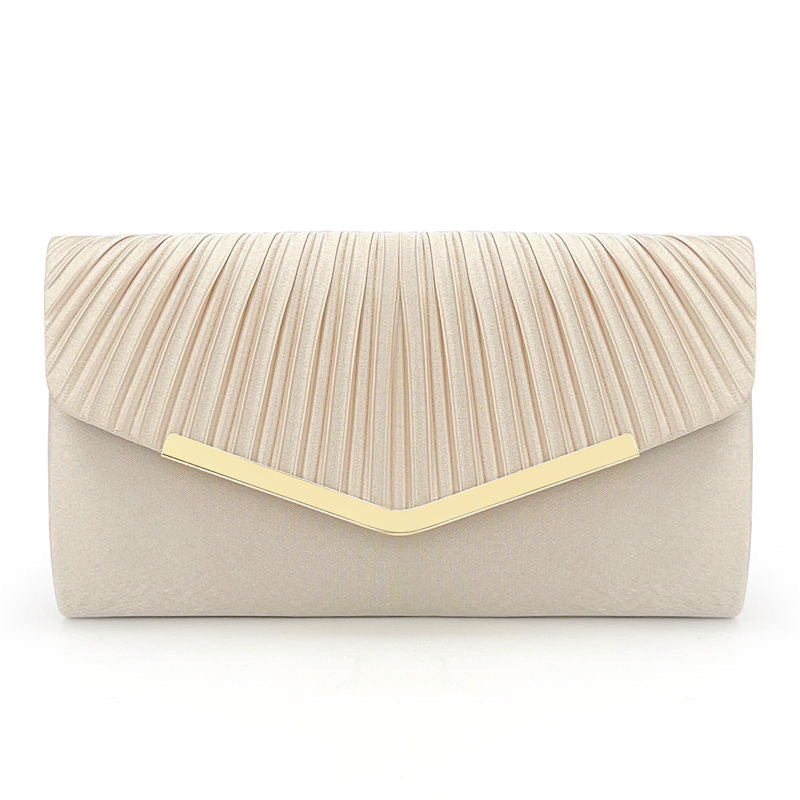 Élégante pochette plissée couleur champagne – L'accord parfait pour notre ensemble deux pièces bleu marine