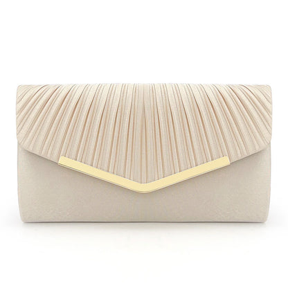 Élégante pochette plissée couleur champagne – L'accord parfait pour notre ensemble deux pièces bleu marine