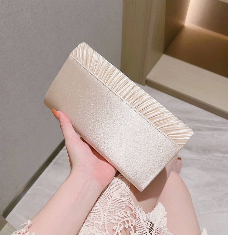 Élégante pochette plissée couleur champagne – L'accord parfait pour notre ensemble deux pièces bleu marine