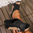 Sandales compensées pour femmes avec détails cloutés