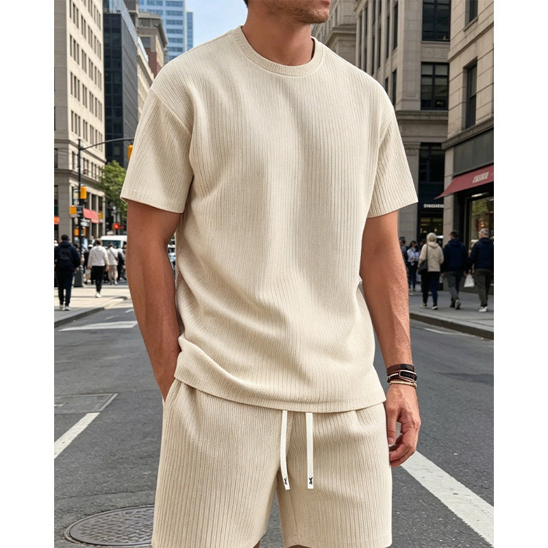 Ensemble deux pièces pour homme : T-shirt décontracté et short.