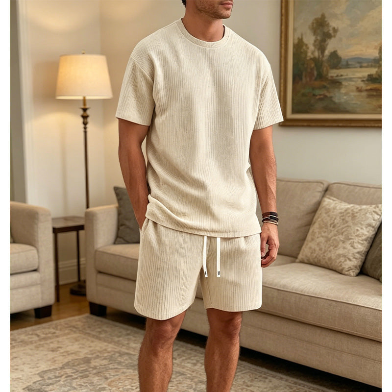 Ensemble deux pièces pour homme : T-shirt décontracté et short.