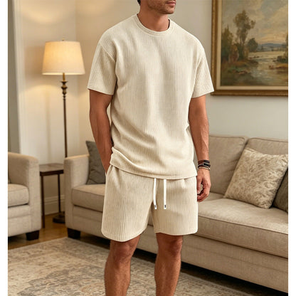 Ensemble deux pièces pour homme : T-shirt décontracté et short.