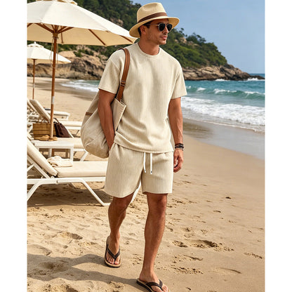 Ensemble deux pièces pour homme : T-shirt décontracté et short.
