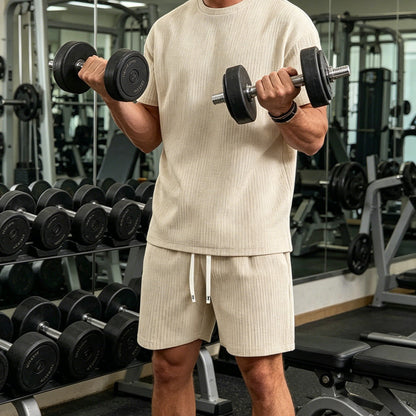 Ensemble deux pièces pour homme : T-shirt décontracté et short.