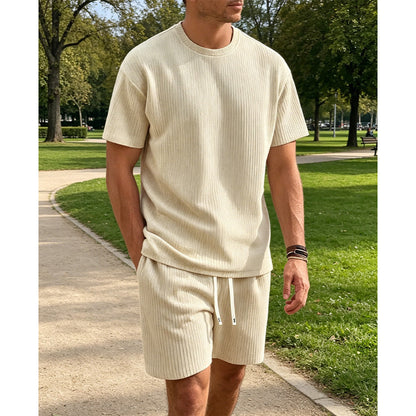 Ensemble deux pièces pour homme : T-shirt décontracté et short.