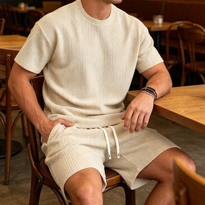 Ensemble deux pièces pour homme : T-shirt décontracté et short.
