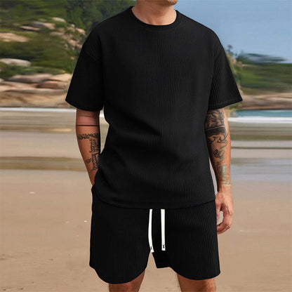 Ensemble deux pièces pour homme : T-shirt décontracté et short.