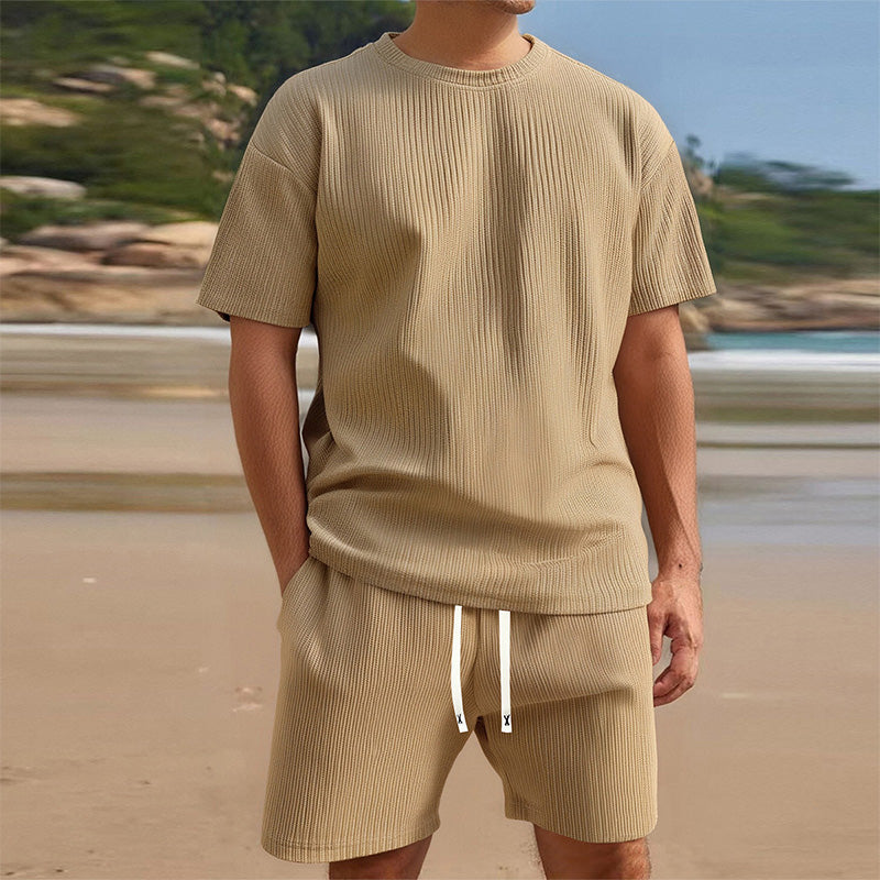 Ensemble deux pièces pour homme : T-shirt décontracté et short.