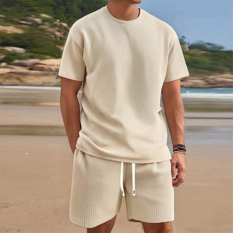 Ensemble deux pièces pour homme : T-shirt décontracté et short.