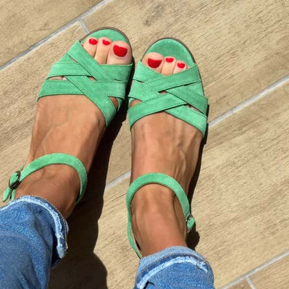 Sandales plates ajourées pour femme avec boucle réglable