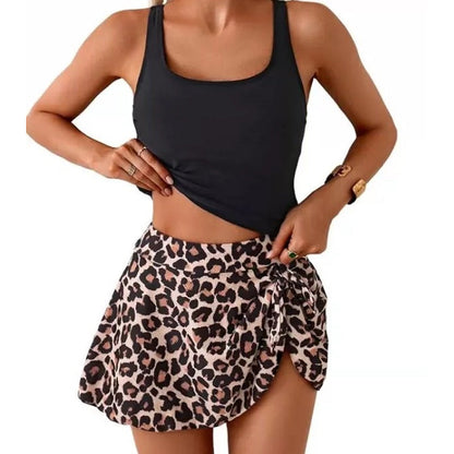Ensemble de maillot de bain composé d'un débardeur et d'une jupe à nouer sur les côtés