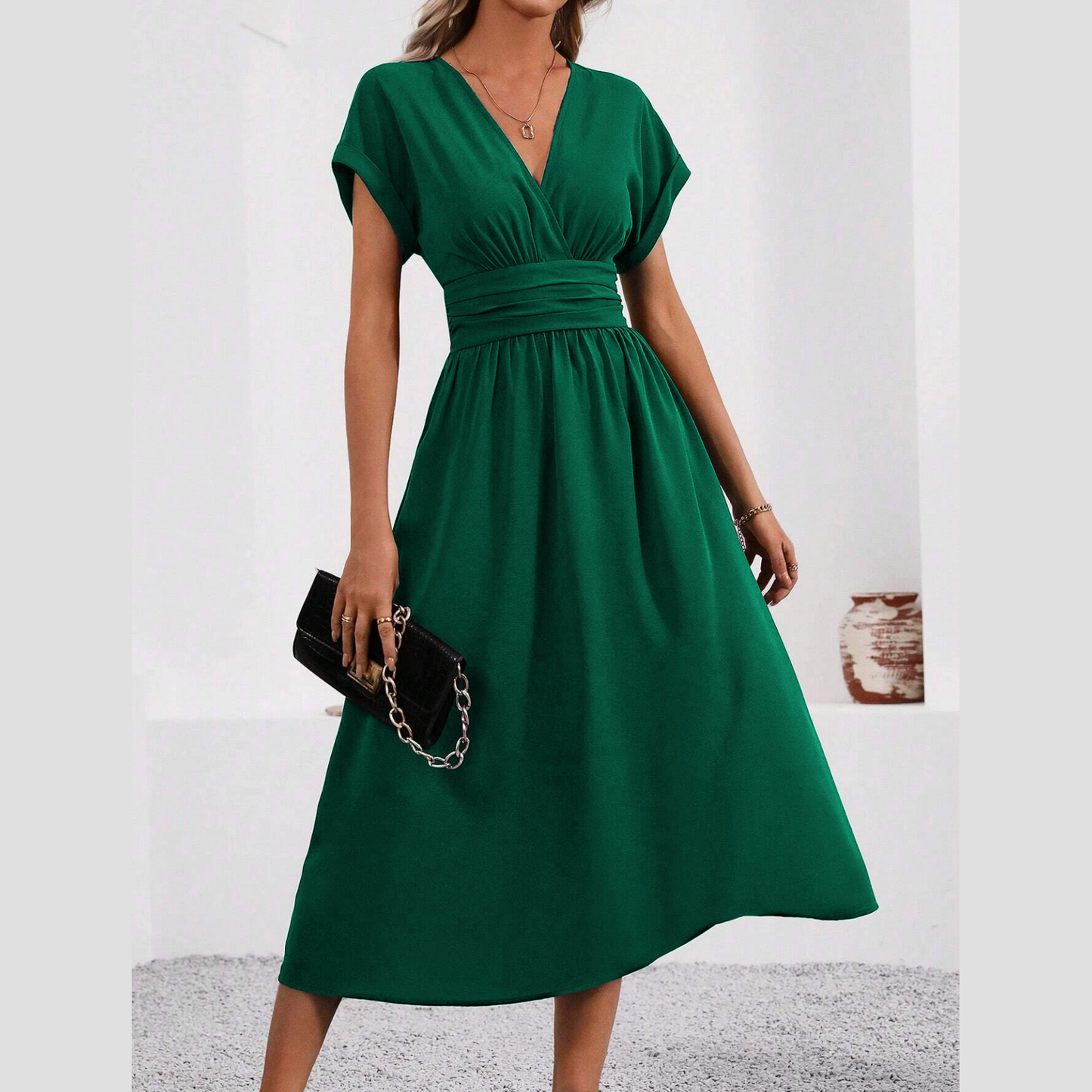 Robe femme à col en V et taille cintrée