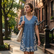 Robe effet jean à col V – flatteuse pour la silhouette, infroissable et facile à assortir – avec des baskets, des sandales ou des bottes