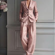 🤍 Ensemble tailleur décontracté rose texturé, blazer boutonné et pantalon large pour allure élégante