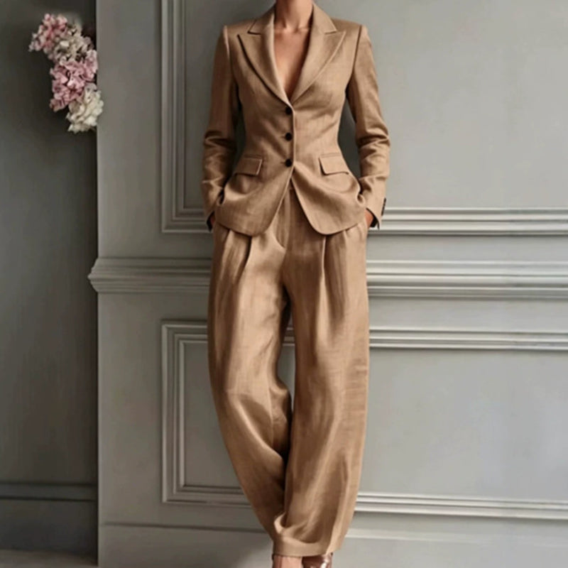 🤍 Ensemble tailleur décontracté rose texturé, blazer boutonné et pantalon large pour allure élégante